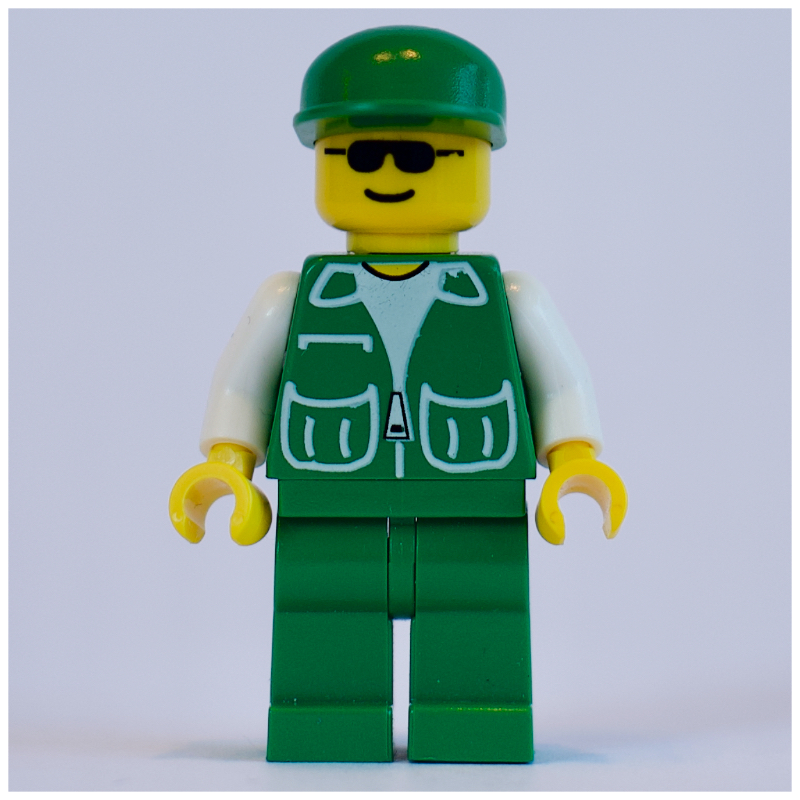 Homme, veste verte, jambes vertes, casquette verte, lunettes de soleil (Man, Green Jacket, Green Legs, Green Cap, Sunglasses)