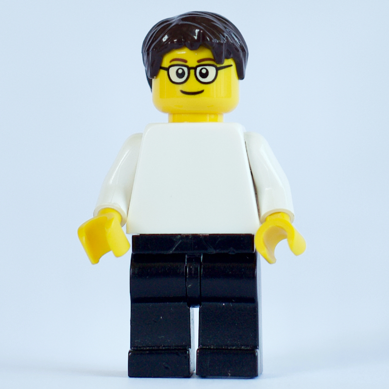 Torse blanc, jambes noires, cheveux brun foncé, lunettes (White Torso, Black Legs, Dark Brown Hair, Glasses)