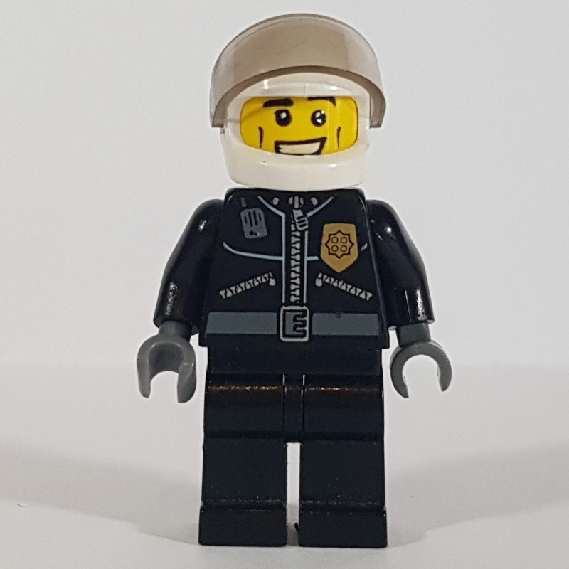 Policier, veste noire avec fermeture éclair, radio, badge et 'POLICE' au dos, casque blanc avec visière, bouche ouverte (Policeman, Black Jacket with Zipper, Radio, Badge, and 'POLICE' on Back, White Helmet with Visor, Open Mouth)