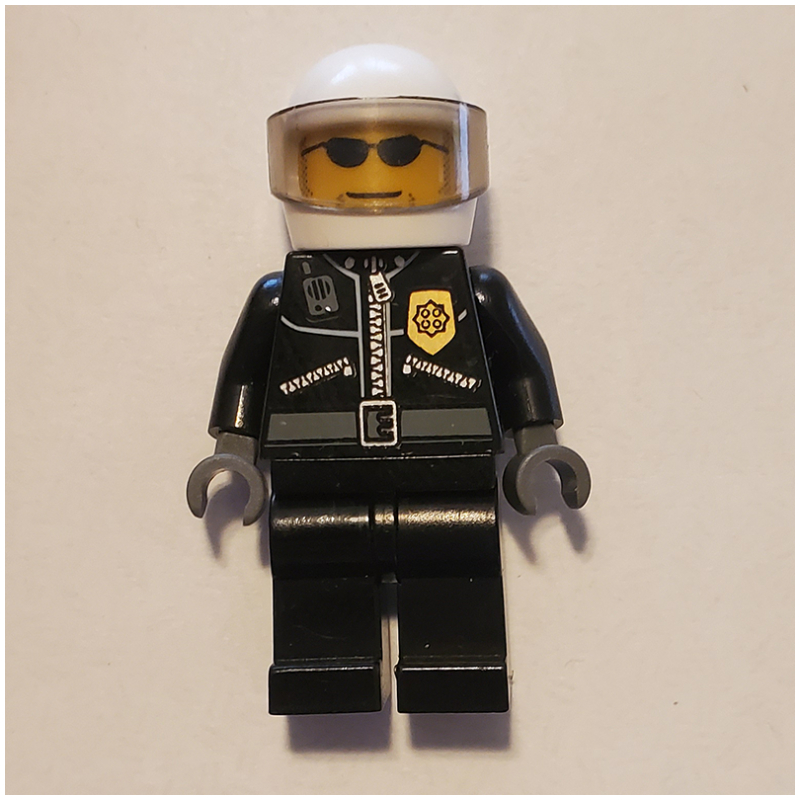 Policier, veste noire avec fermeture éclair, radio, et badge, casque blanc et visière, lunettes de soleil (Policeman, Black Jacket with Zipper, Radio, and Badge, White Helmet and Visor, Sunglasses)