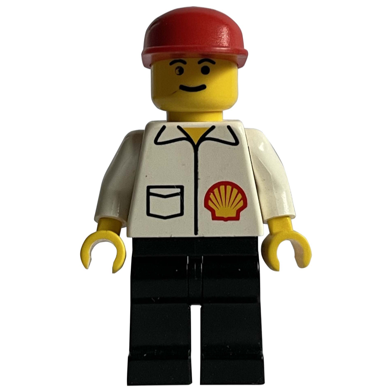 Homme, chemise blanche avec logo Shell, casquette rouge (Man, White Shirt with Shell Logo, Red Cap)