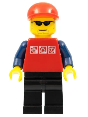 Homme, haut rouge avec bras bleu foncé, jambes noires, casquette rouge, lunettes de soleil (Man, Red Top with Dark Blue Arms, Black Legs, Red Cap, Sunglasses)