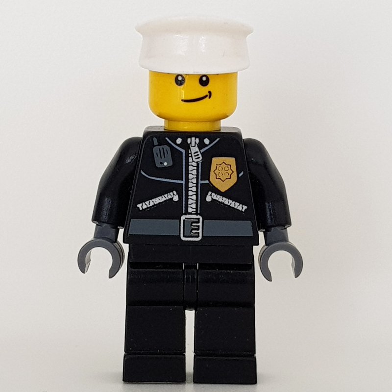 Policier, veste noire avec fermeture éclair, radio, badge et 'POLICE' au dos, chapeau blanc (Policeman, Black Jacket with Zipper, Radio, Badge, and 'POLICE' on Back, White Hat)