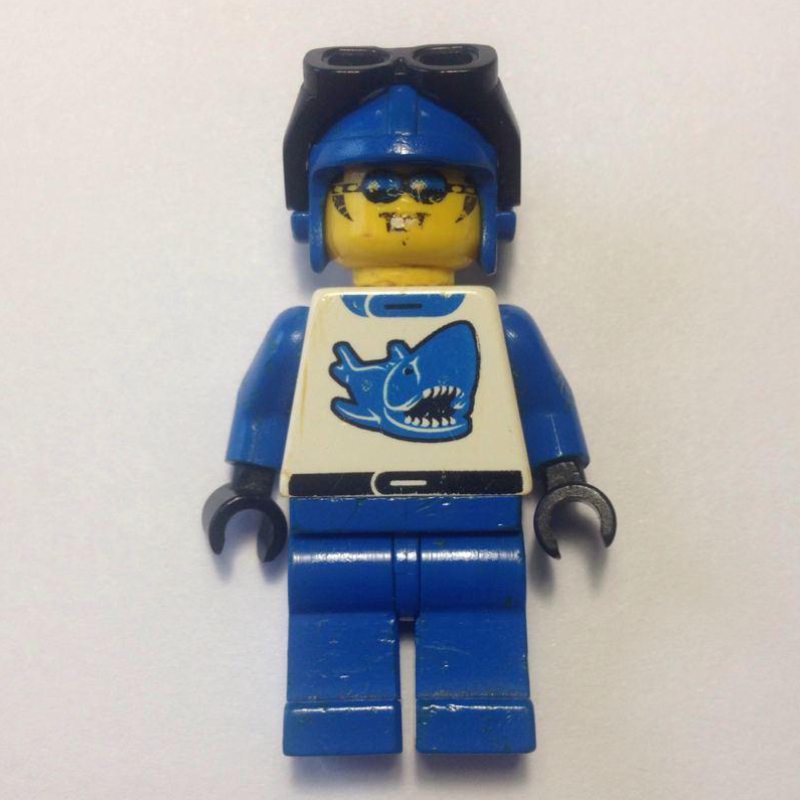 Pilote de course, tenue bleue et blanche avec requin, chapeau bleu avec lunettes de protection (Racer, Blue and White Outfit with Shark, Blue Hat with Goggles)