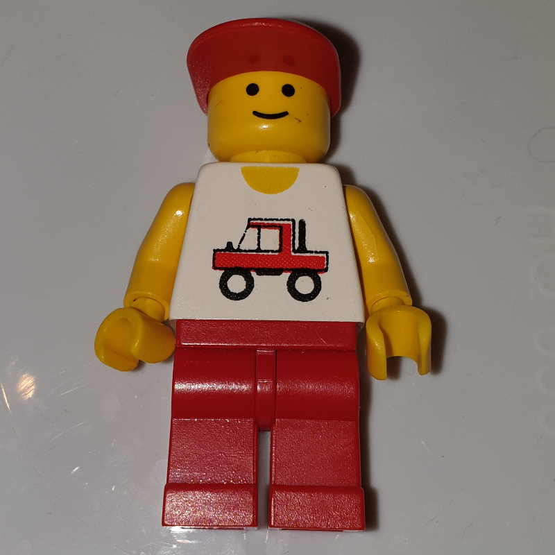 Homme, gilet blanc avec camion, jambes rouges, casquette rouge (Man, White Vest with Truck, Red Legs, Red Cap)