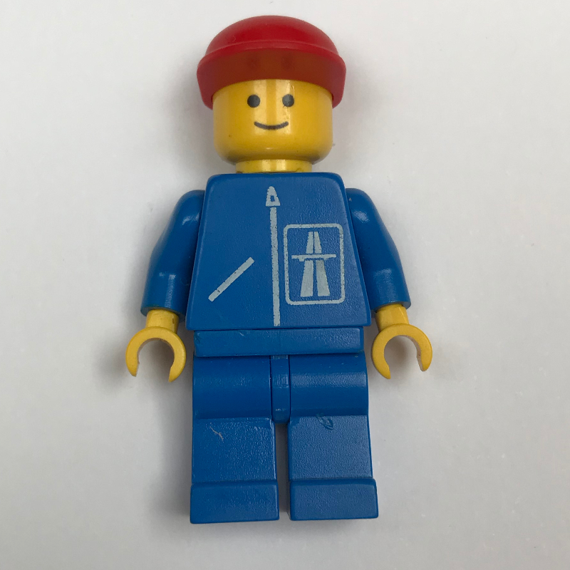 Homme, veste bleue avec logo de l'autoroute, jambes bleues, casquette rouge (Man, Blue Jacket with Highway Logo, Blue Legs, Red Cap)