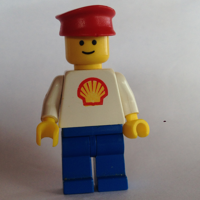 Homme, torse blanc avec logo Shell, jambes bleues, chapeau rouge (Man, White Torso with Shell Logo, Blue Legs, Red Hat)