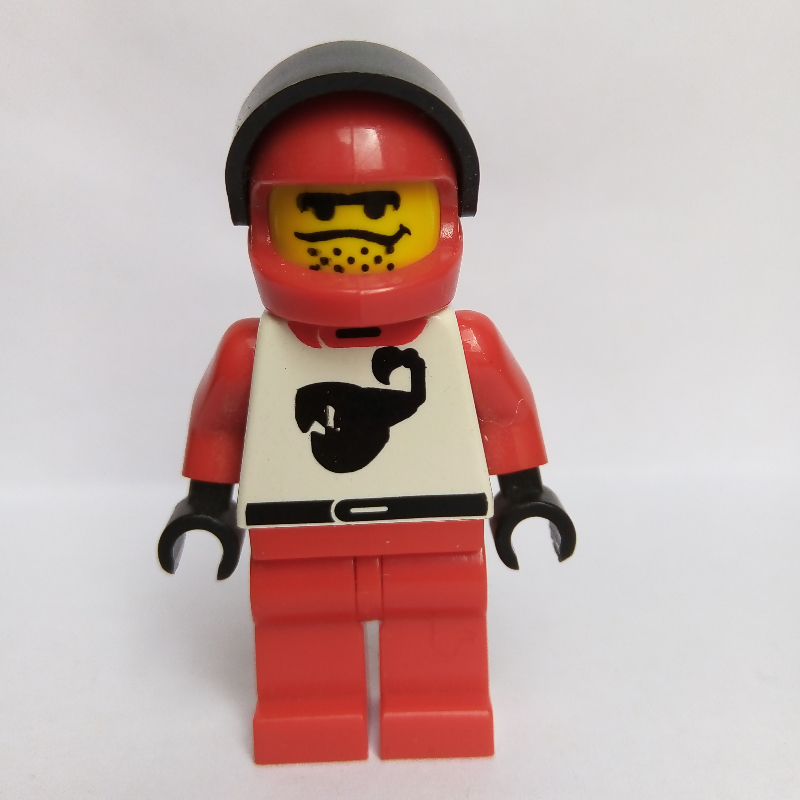 Pilote de course, tenue rouge et blanche avec scorpion, casque rouge avec visière (Racer, Red and White Outfit with Scorpion, Red Helmet with Visor)