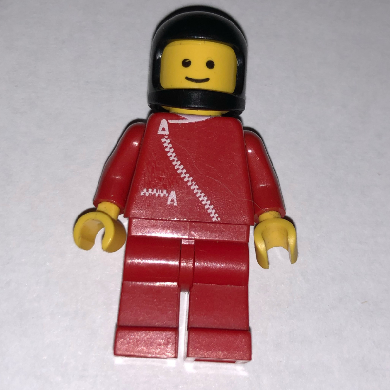 Homme, veste rouge avec fermeture à glissière, jambes rouges, casque noir (Man, Red Jacket with Zipper, Red Legs, Black Helmet)
