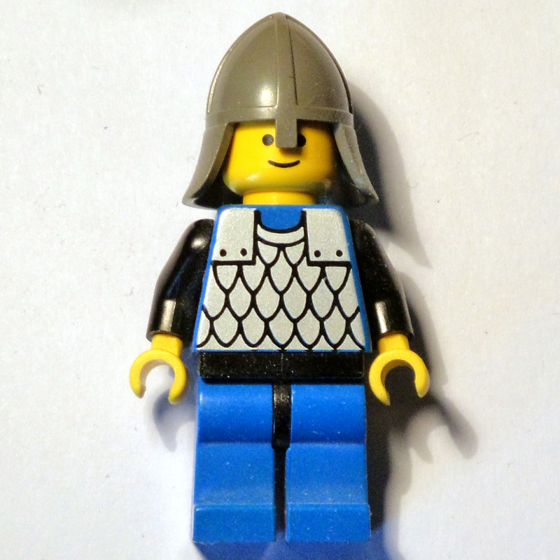 Chevalier (armure à écailles sur bleu) - bras noirs, jambes bleues, col-protecteur gris foncé (Knight (Scale Mail on Blue) - Black Arms, Blue Legs, Dark Gray Neck-Protector)