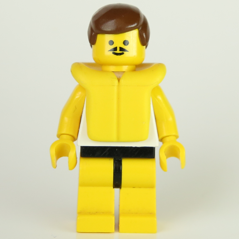 Homme, débardeur blanc avec windsurfer, jambes jaunes, cheveux bruns, gilet de sauvetage jaune, moustache (Man, White Tank Top with Windsurfer, Yellow Legs, Brown Hair, Yellow Life Vest, Moustache)