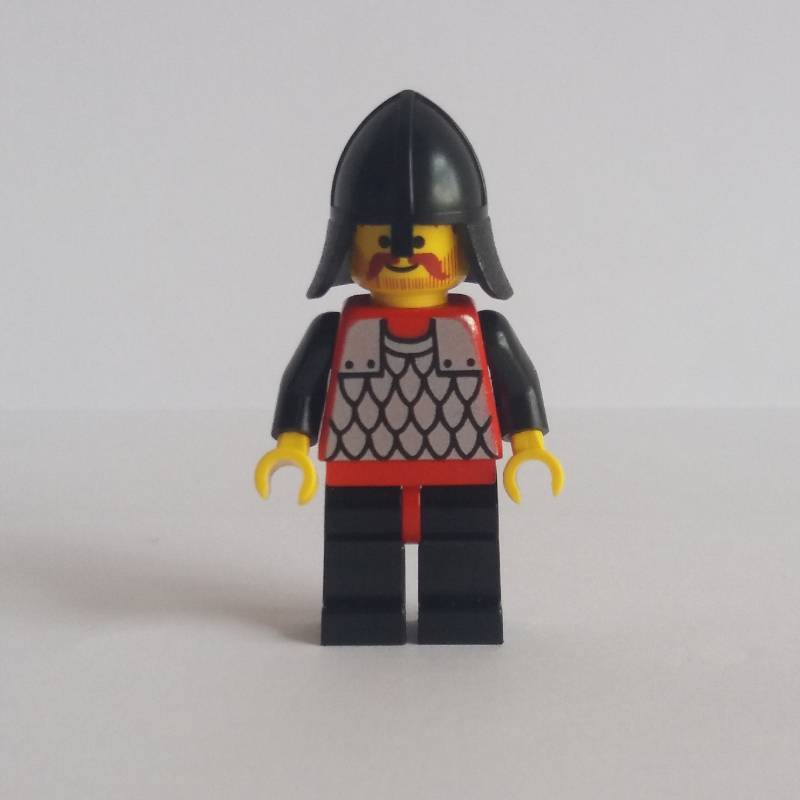 Chevalier (armure à écailles sur rouge) - bras noirs, jambes noires, protège-cou noir (Knight (Scale Mail on Red) - Black Arms, Black Legs, Black Neck-Protector)