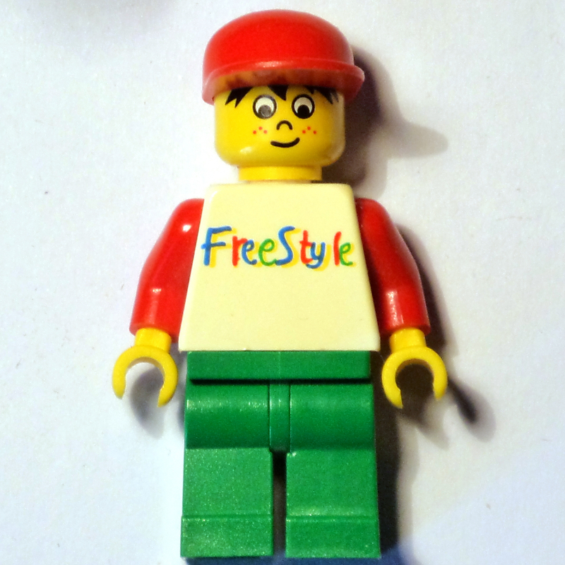 Torse blanc, freestyle, jambes vertes, casquette rouge (White Torso, Freestyle, Green Legs, Red Cap)