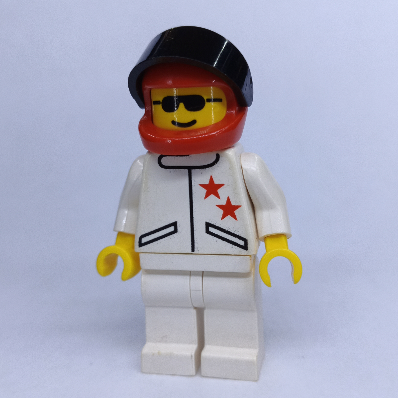 Pilote de course, veste blanche avec 2 étoiles, casque rouge avec visière, lunettes de soleil (Racer, White Jacket with 2 Stars, Red Helmet with Visor, Sunglasses)