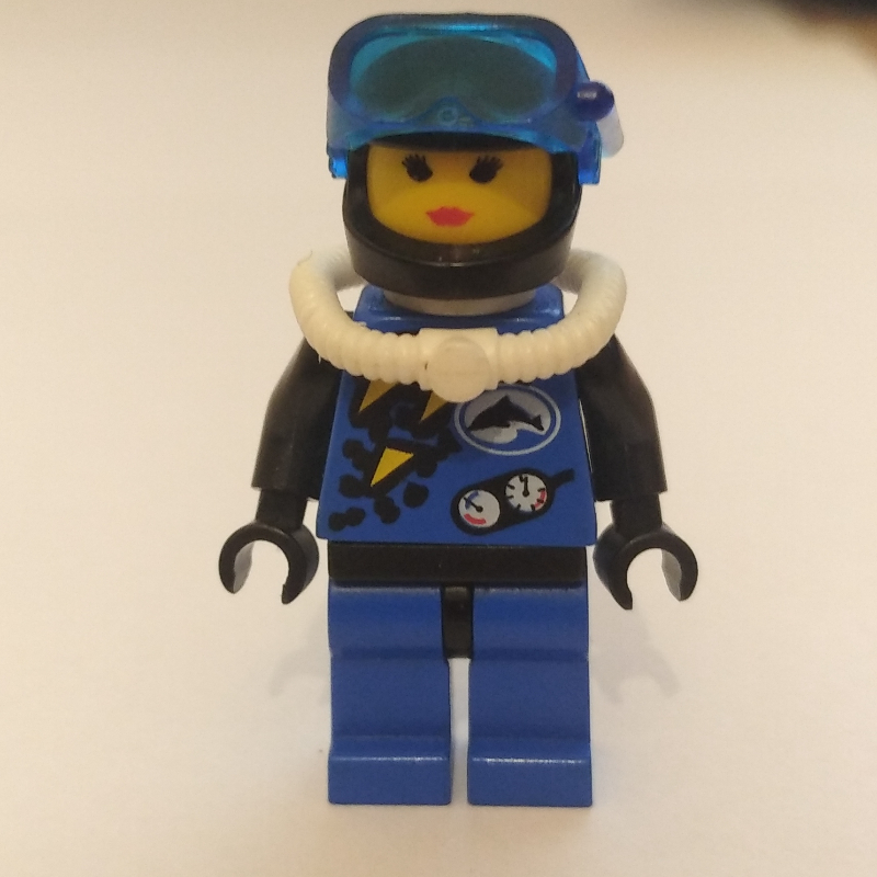 Plongeur, femme, combinaison de plongée bleue, casque noir avec masque, bouteille d’air (Diver, Woman, Blue Wetsuit, Black Helmet with Mask, Airtank)