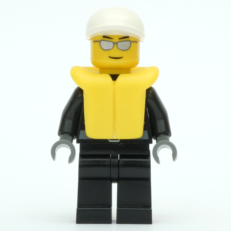 Policier, veste noire avec fermeture à glissière, radio et badge, casquette blanche, gilet de sauvetage jaune, lunettes de soleil argentées (Policeman, Black Jacket with Zipper, Radio, and Badge, White Cap, Yellow Life Vest, Silver Sunglasses)