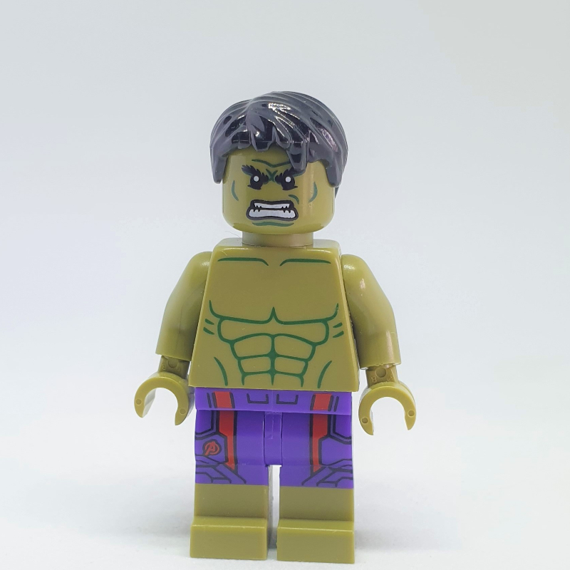 Hulk, pantalon pourpre foncé, imprimé rayures rouge foncé et logo Avengers (Hulk, Dark Purple Pants, Printed Dark Red Stripes and Avengers Logo)