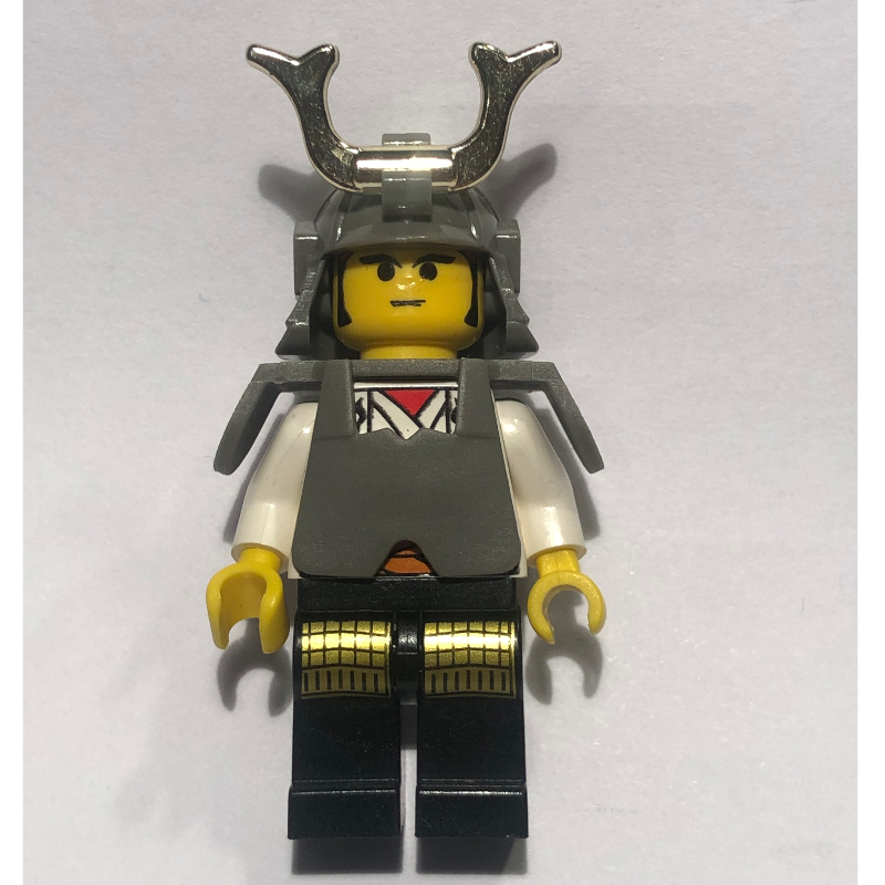 Shogun, armure et casque avec corne, robe blanche (Shogun, Armor and Helmet with Horn, White Robe)