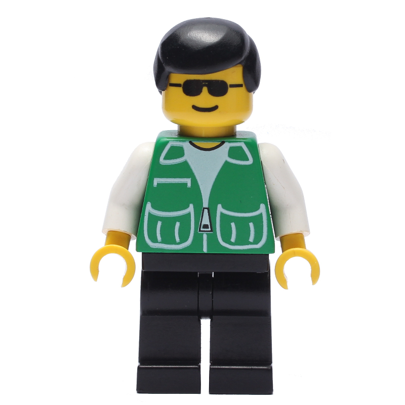 Homme, veste verte, jambes noires, casquette noire (Man, Green Jacket, Black Legs, Black Cap)