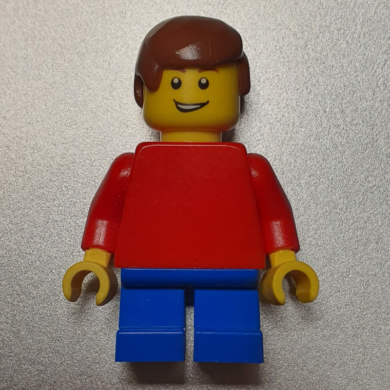 Garçon, torse rouge sans motif, jambes courtes bleues, cheveux brun rougeâtre (Boy, Plain Red Torso, Short Blue Legs, Reddish Brown Hair)