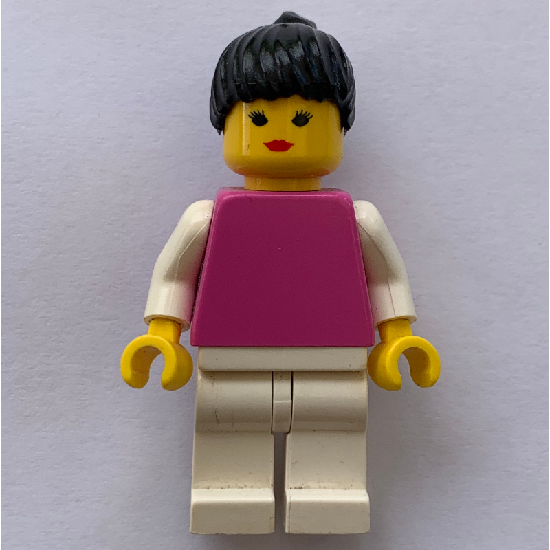 Femme, torse rose moyen foncé, jambes blanches, cheveux noirs (Woman, Medium Dark Pink Torso, White Legs, Black Hair)