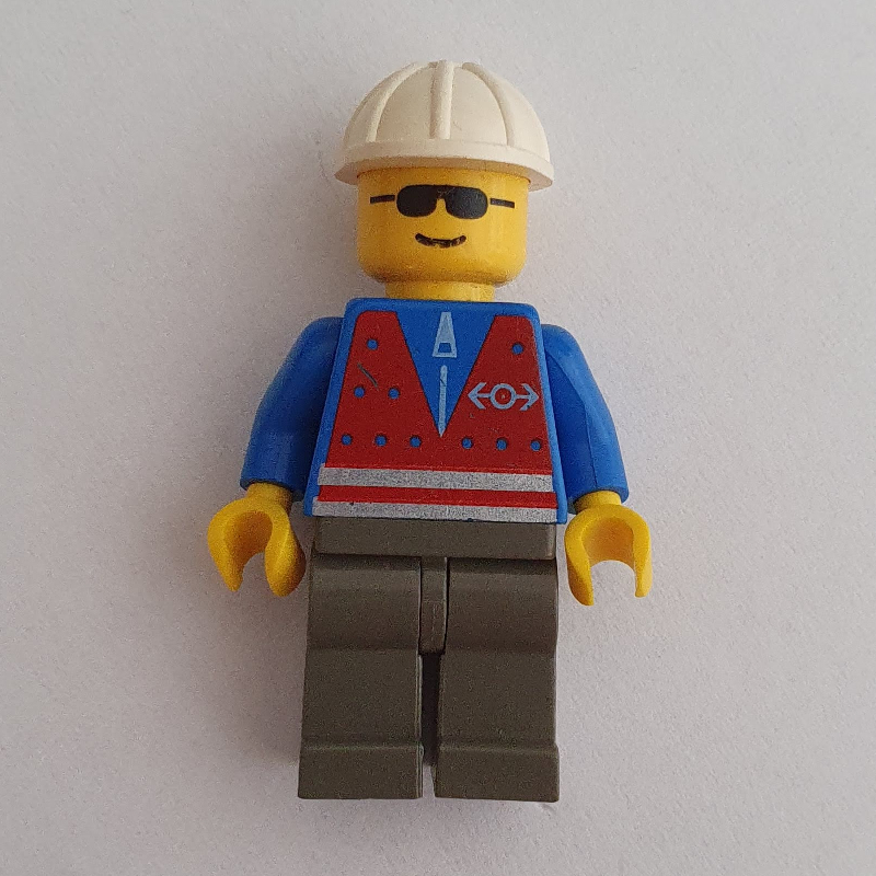 Employé ferroviaire — gilet rouge, jambes gris foncé, casque blanc, lunettes de soleil (Train Worker - Red Vest, Dark Gray Legs, White Helmet, Sunglasses)