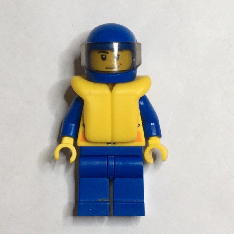 Garde-côte, veste jaune avec fermeture éclair, radio et badge, casque bleu avec visière, gilet de sauvetage jaune, barbe naissante (Coast Guard, Yellow Jacket with Zipper, Radio and Badge, Blue Helmet with Visor, Yellow Life Vest, Stubble)