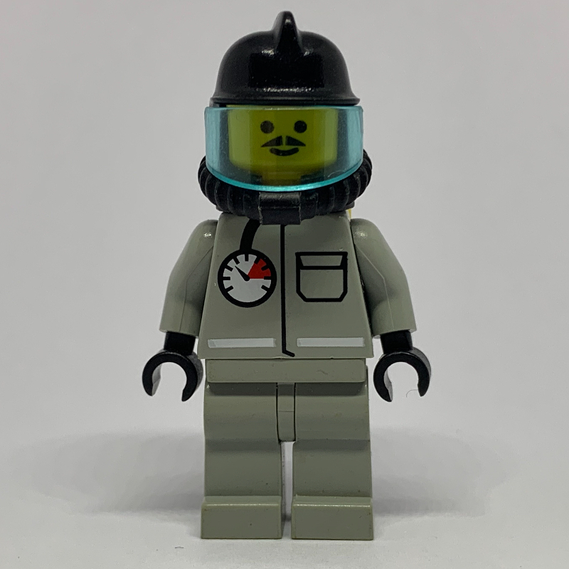 Pompier, costume de feu gris clair avec jauge et poche, casque noir avec visière, appareil respiratoire, bouteilles d’air, moustache (Fireman, Light Gray Fire Suit with Gauge and Pocket, Black Helmet with Visor, Breathing Apparatus, Airtanks, Moustache)