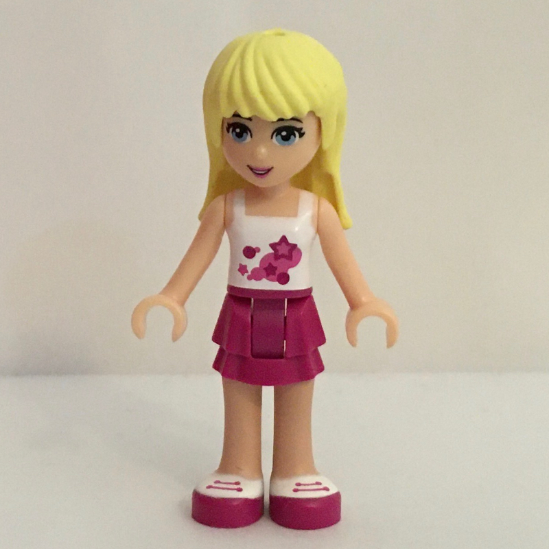 Stephanie — haut blanc, jupe magenta (Stephanie - White Top, Magenta Skirt)