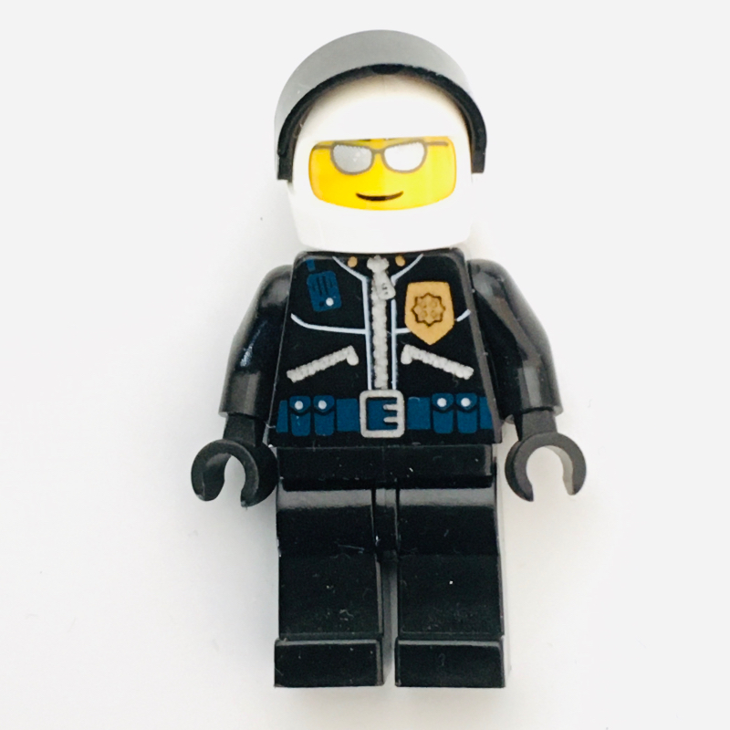 Policier, veste noire avec fermeture éclair, radio, badge et 'POLICE' au dos, casque blanc avec visière, lunettes de soleil argentées (Policeman, Black JAcket with Zipper, Radio, Badge, and 'POLICE' on Back, White Helmet with Visor, Silver Sunglasses)