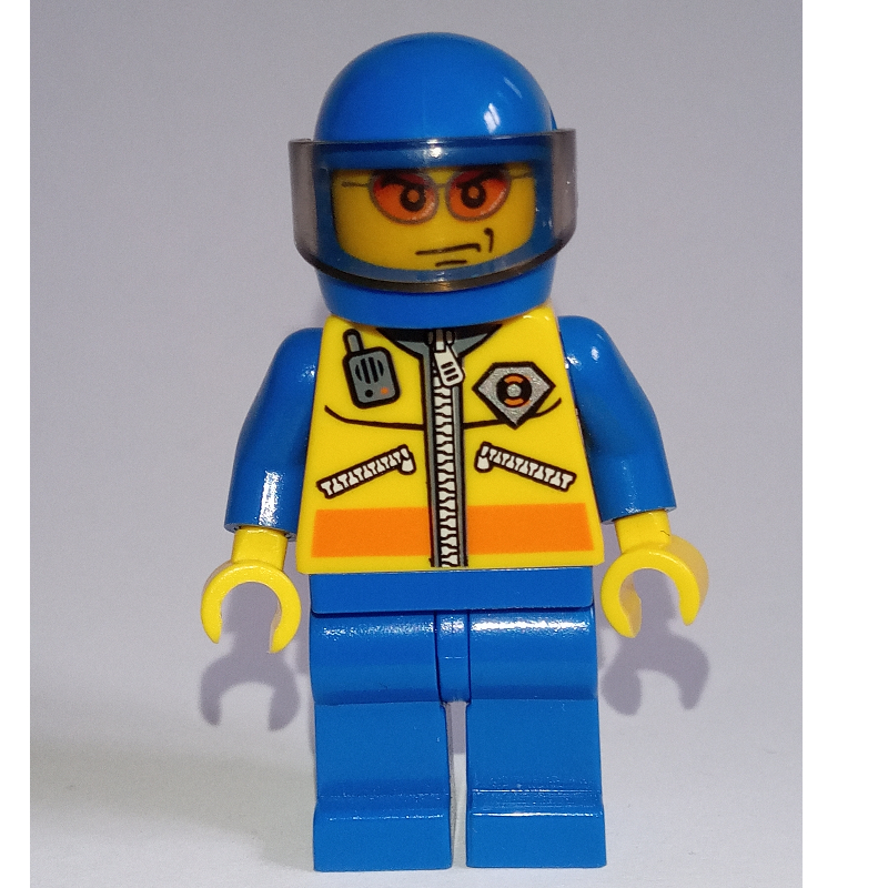 Garde-côte, veste jaune avec fermeture éclair, radio et badge, casque bleu avec visière, lunettes de soleil orange (Coast Guard, Yellow Jacket with Zipper, Radio and Badge, Blue Helmet with Visor, Orange Sunglasses)