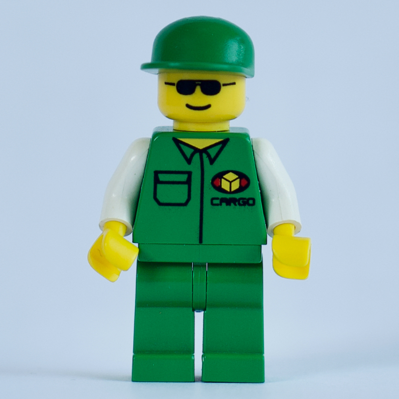 Travailleur cargo, veste verte avec poche, casquette verte, lunettes de soleil (Cargo Worker, Green Jacket with Pocket, Green Cap, Sunglasses)