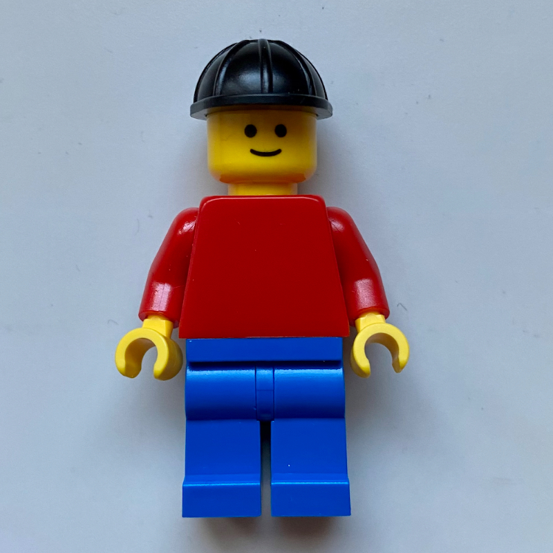 Homme, torse rouge, jambes bleues, casque de chantier noir (Man, Red Torso, Blue Legs, Black Hard Hat)