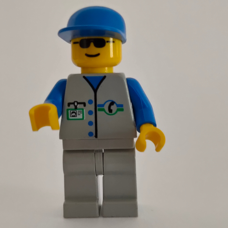 Réparateur, gilet gris clair avec logo du téléphone et badge d'identité, casquette bleue, lunettes de soleil (Repairman, Light Gray Vest with Phone Logo and ID Badge, Blue Cap, Sunglasses)