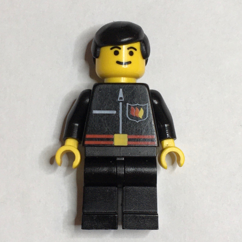 Pompier, veste de pompier noire avec ceinture rouge et insigne, cheveux noirs (Fireman, Black Fire Jacket with Red Belt and Badge, Black Hair)
