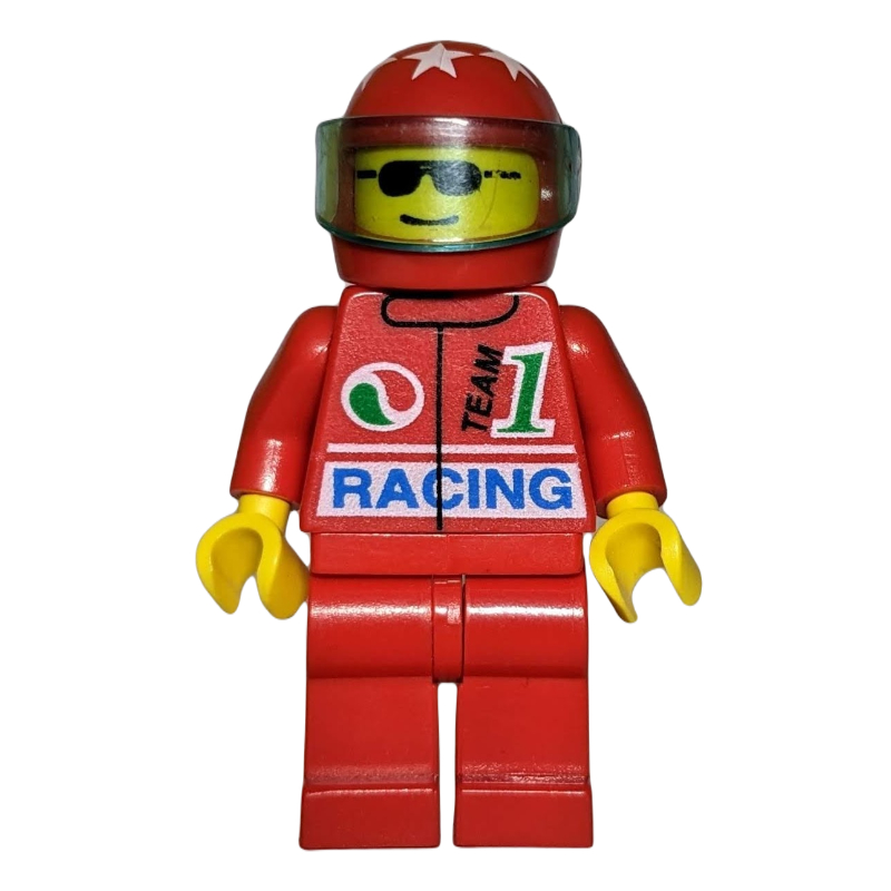 Pilote de course, veste rouge avec logo Octan et inscription 'RACING', jambes rouges, casque rouge avec visière, lunettes de soleil (Racer, Red Jacket with Octan Logo and 'RACING', Red Legs, Red Helmet with Visor, Sunglasses)