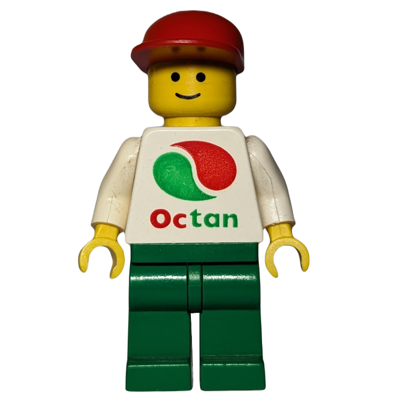 Homme, haut blanc avec grand logo Octan, jambes vertes, casquette rouge (Man, White Top with Large Octan Logo, Green Legs, Red Cap)