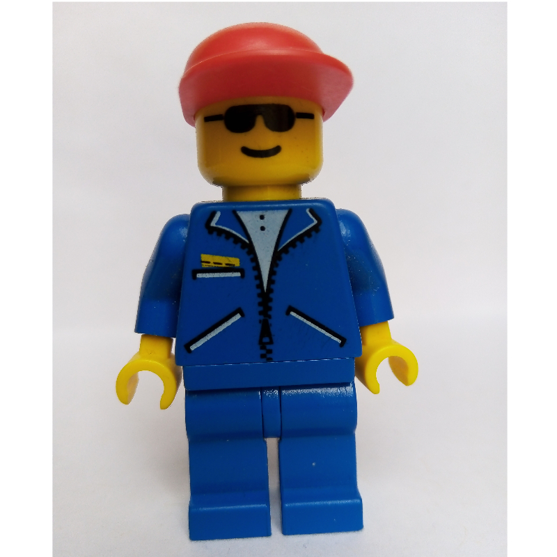 Homme, veste bleue avec fermeture éclair, jambes bleues, casquette rouge, lunettes de soleil (Man, Blue Jacket with Zipper, Blue Legs, Red Cap, Sunglasses)