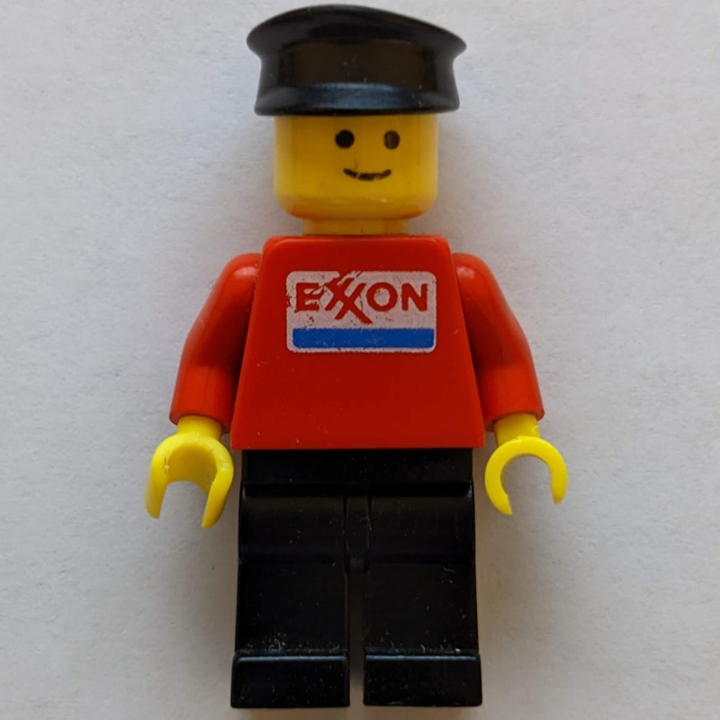 Homme, haut rouge avec logo exxon, jambes noires, chapeau noir (Man, Red Top with Exxon Logo, Black Legs, Black Hat)