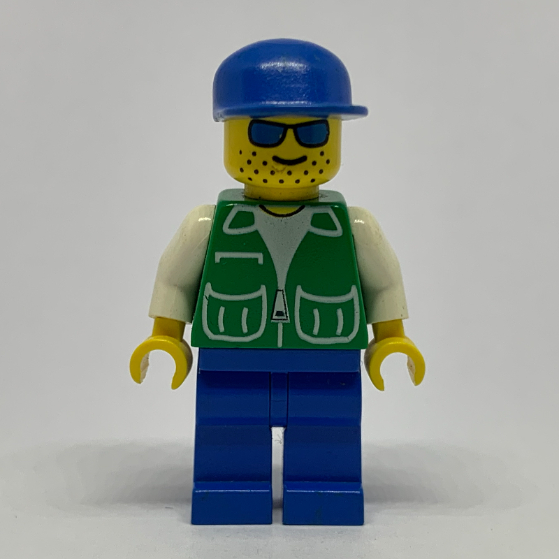 Homme, veste verte, jambes bleues, casquette bleue, lunettes de soleil bleues (Man, Green Jacket, Blue Legs, Blue Cap, Blue Sunglasses)