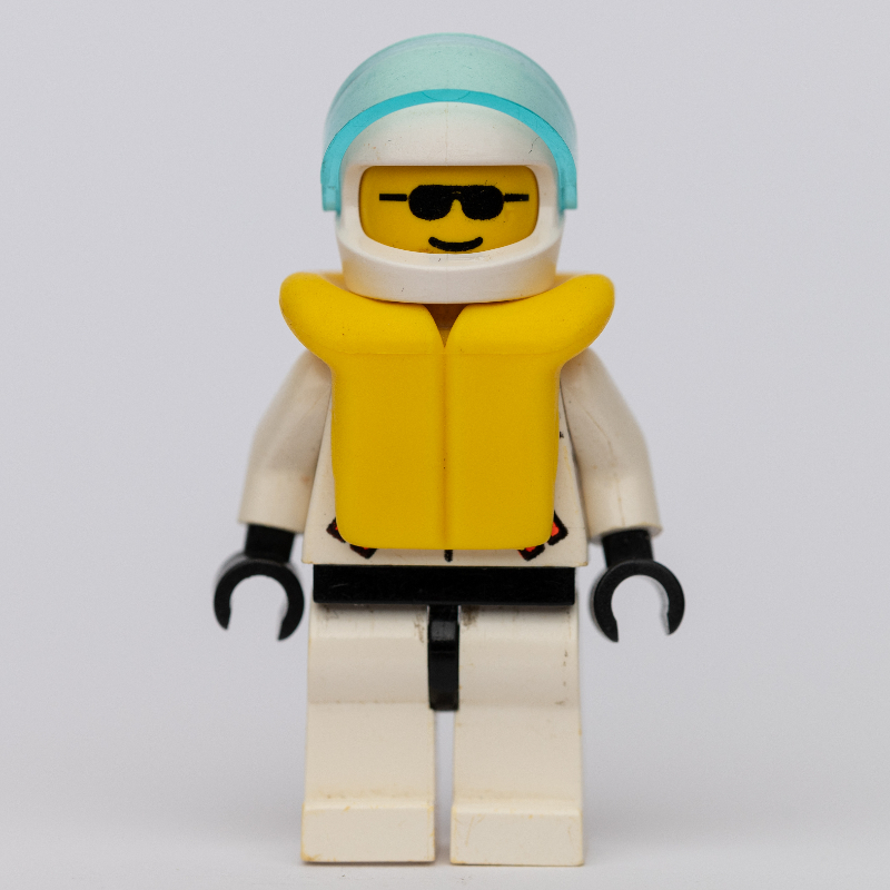 Res-Q homme, casque avec visière, gilet de sauvetage jaune, lunettes de soleil (Res-Q Man, Helmet with Visor, Yellow Life Vest, Sunglasses)