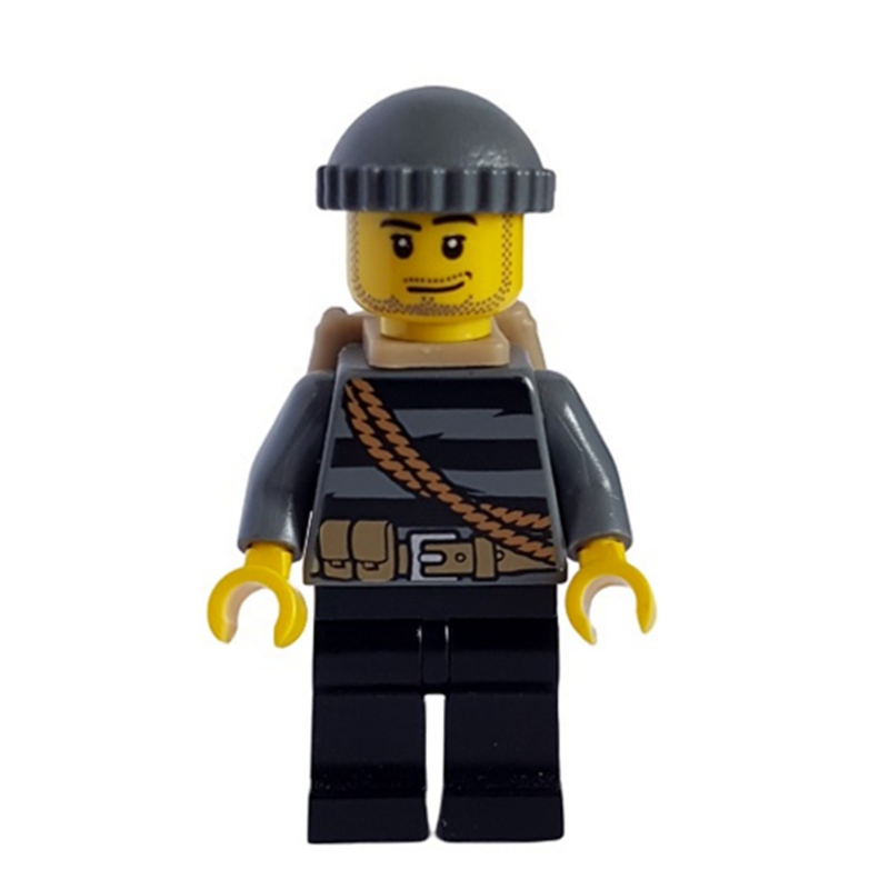 Bandit, haut rayé noir avec corde, chapeau noir, sac à dos beige foncé, barbe naissante (Criminal, Black Striped Top with Rope, Black Hat, Dark Tan Backpack, Stubble)