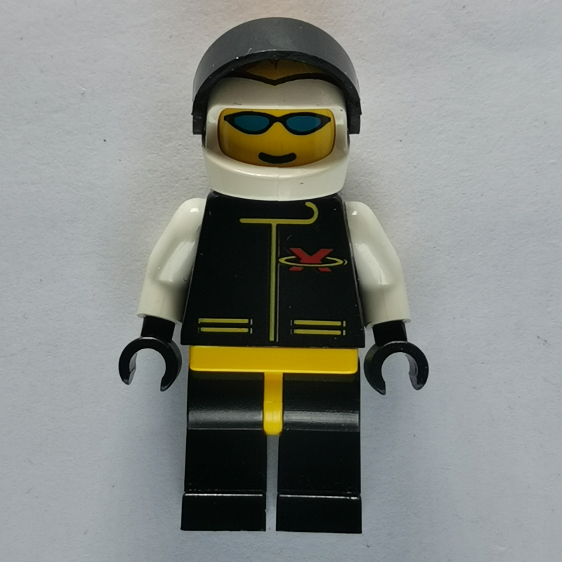 Pilote de course, Extreme Team, veste noire, jambes noires, casque blanc avec flammes et visière, lunettes de soleil bleues (Racer, Extreme Team, Black Jacket, Black Legs, White Helmet with Flames and Visor, Blue Sunglasses)