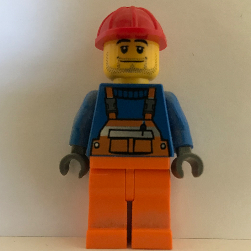 Ouvrier de chantier, salopette orange sur pull bleu, casque de chantier rouge, barbe naissante (Construction Worker, Orange Overalls over Blue Sweater, Red Hard Hat, Stubble)