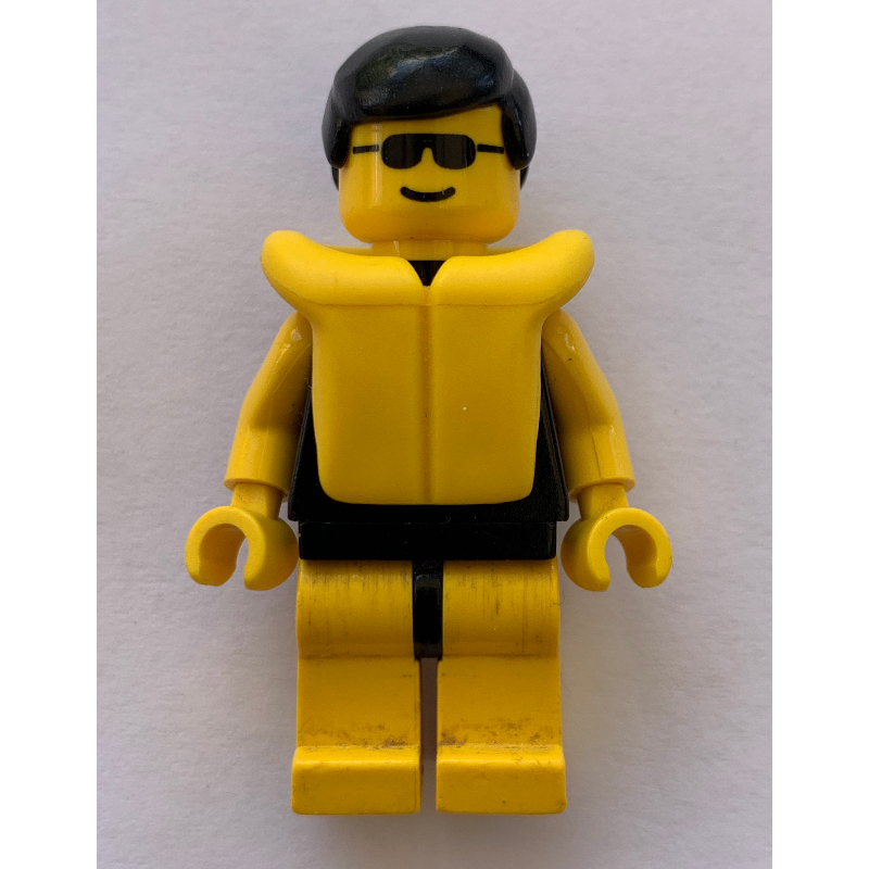 Homme, maillot de bain noir uni, cheveux noirs, gilet de sauvetage jaune, lunettes de soleil (Man, Plain Black Swimsuit, Black Hair, Yellow Life Vest, Sunglasses)