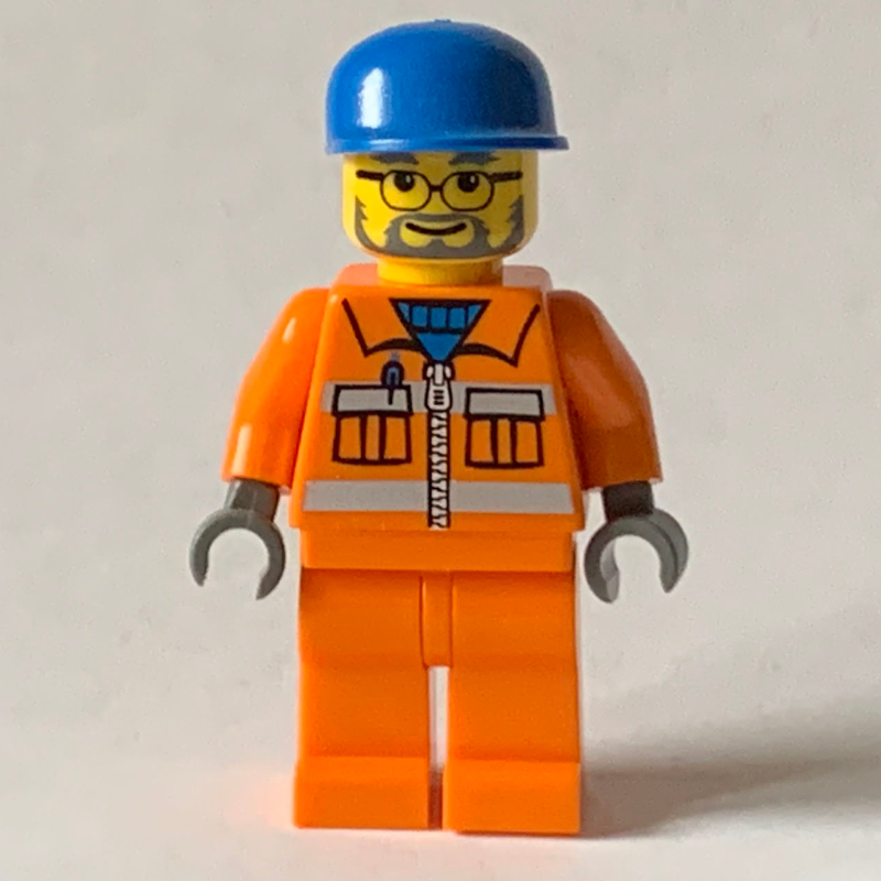 Travailleur de la construction en veste orange avec fermeture à glissière et rayures réfléchissantes, casquette bleue, barbe grise (Construction Worker in Orange Jacket with Zipper and Reflective Stripes, Blue Cap, Gray Beard)