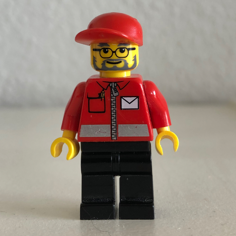 Postier, veste rouge avec fermeture à glissière et logo lettre, jambes noires, casquette rouge, barbe et lunettes (Postal Worker, Red Jacket with Zipper and Letter Logo, Black Legs, Red Cap, Beard and Glasses)