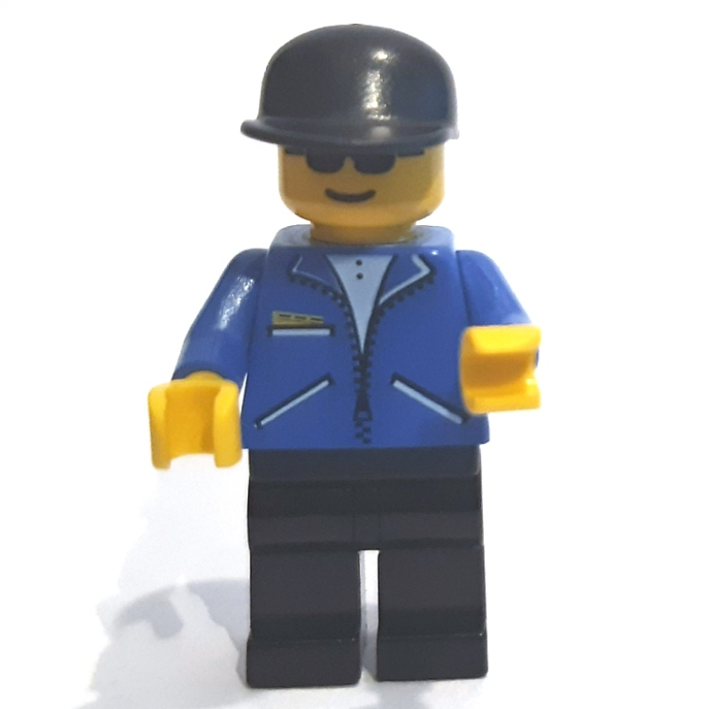 Homme, veste bleue avec fermeture éclair, jambes noires, casquette noire, lunettes de soleil (Man, Blue Jacket with Zipper, Black Legs, Black Cap, Sunglasses)