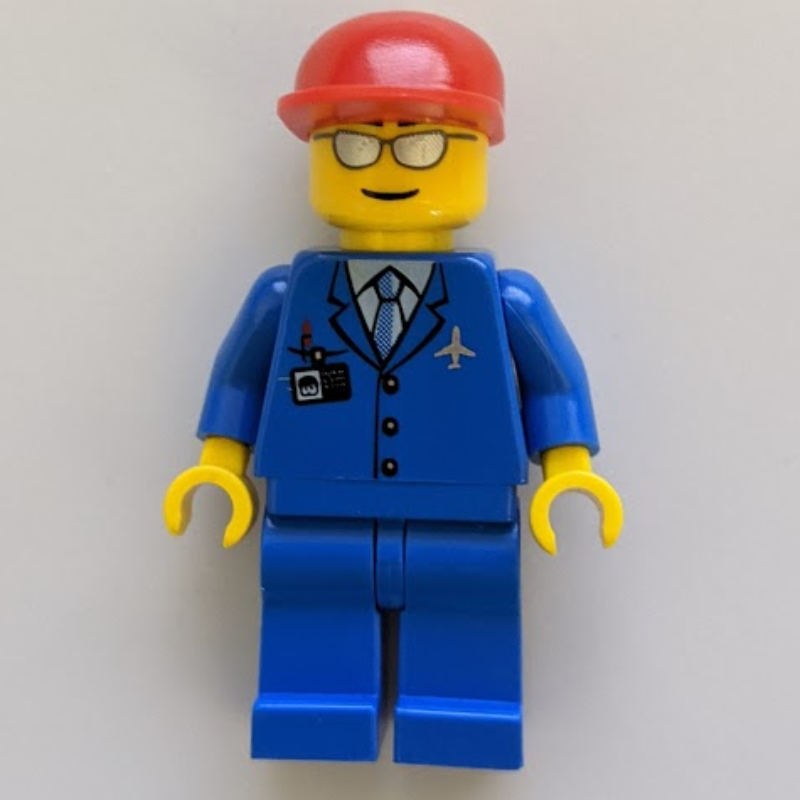 Pilote, veste bleue avec logo avion et cravate bleue, casquette rouge, lunettes de soleil (Pilot, Blue Jacket with Plane Logo and Blue Tie, Red Cap, Sunglasses)