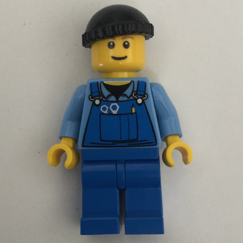Homme, salopette bleue sur chemise, jambes bleues, chapeau noir, sourcils brun rougeâtre (Man, Blue Overalls over Shirt, Blue Legs, Black Hat, Reddish Brown Eyebrows)